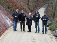 Mitglieder der CDU Gemeinderatsfraktion begutachten den sanierten Waldweg Nr. 223